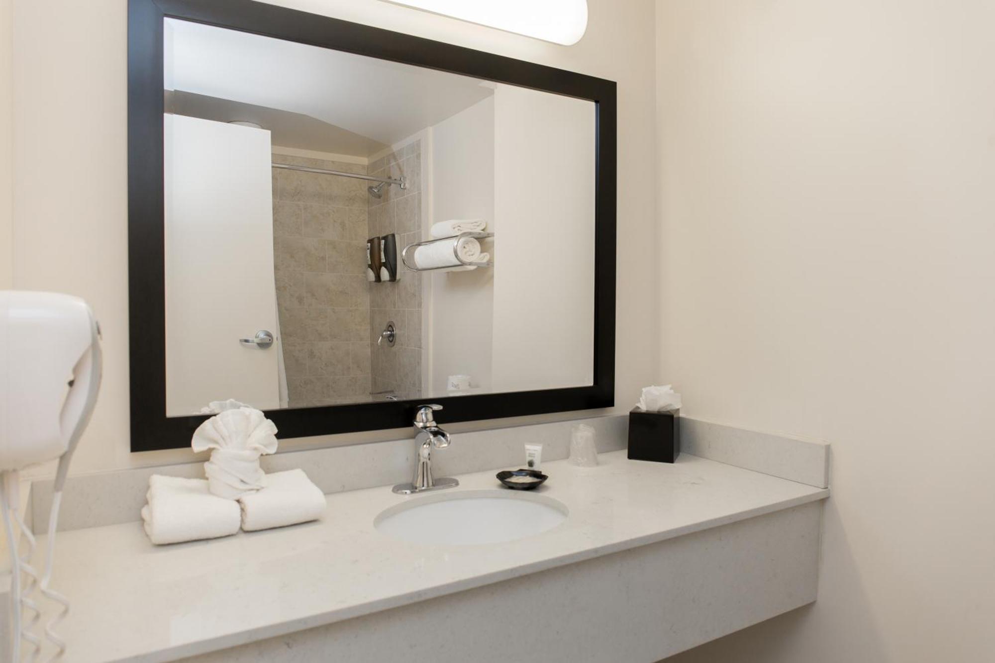Superior Queen Room Two Queen Beds Mobility Access Bathtub Grab Bars No-smoking,1330009064:JPEG