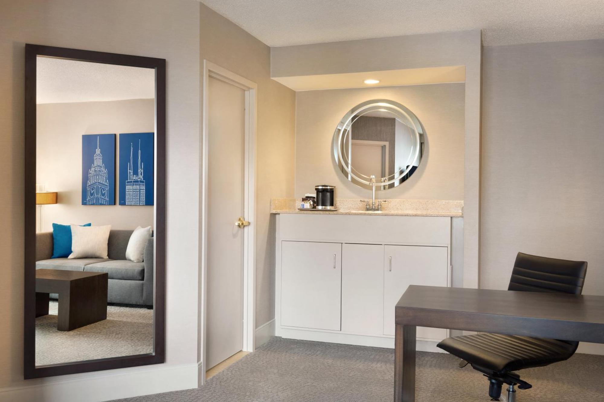 One-Bedroom King Suite Mobility Accessible Tub,1550582059:JPEG