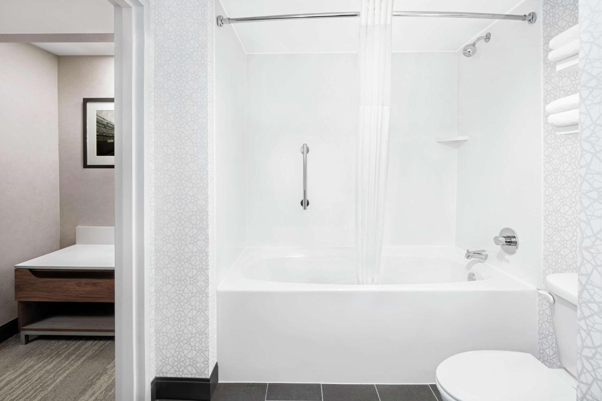 2 Queen 1 Bedroom with Sofabed Corner Suite Nonsmoking