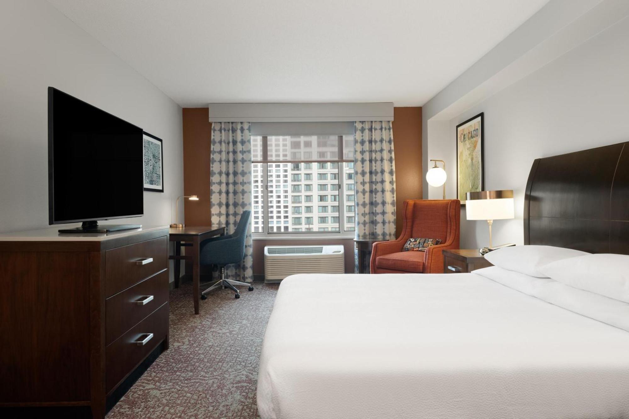 King Room with Roll-In Shower - Mobility Access