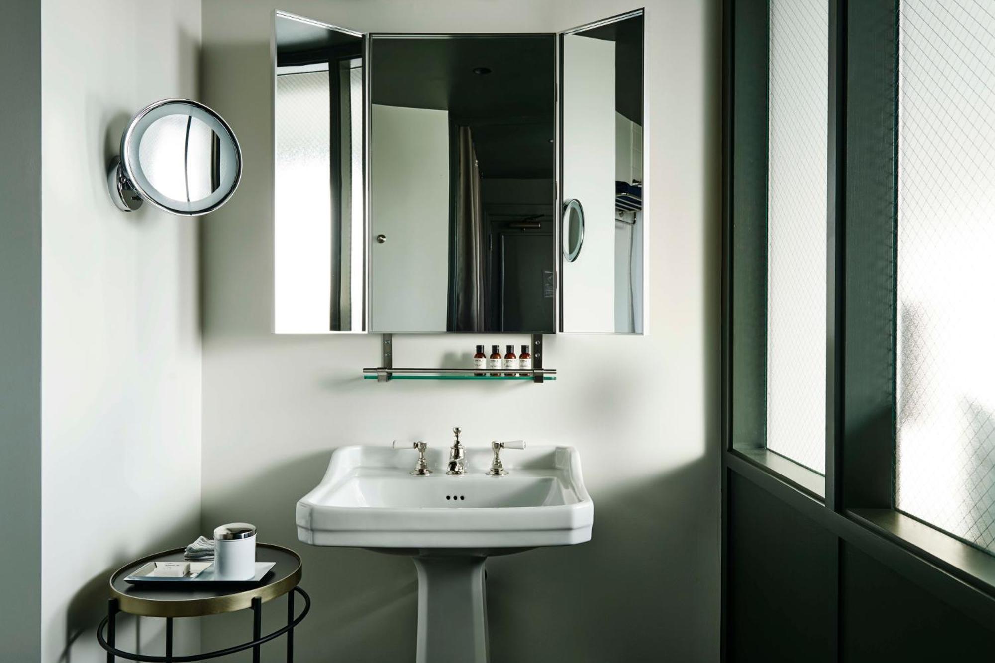 Landmark Queen - Hearing Accessible