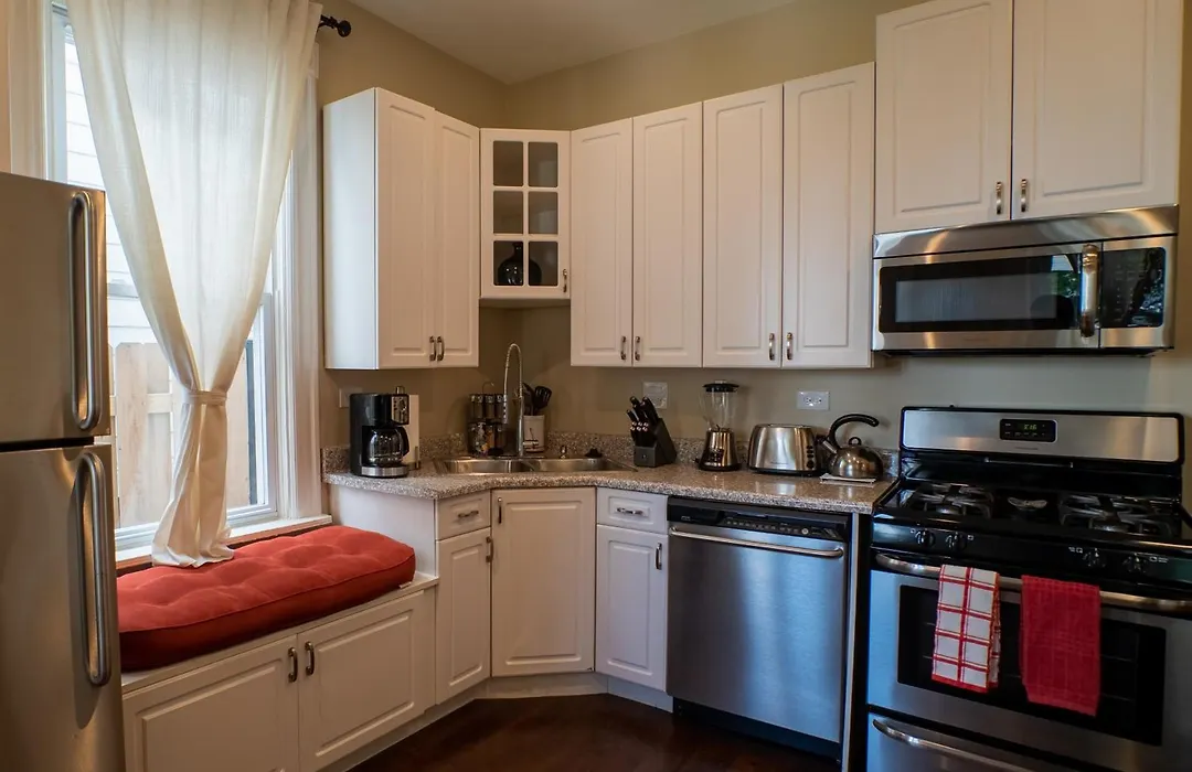 Roscoe Village Guesthouse-1