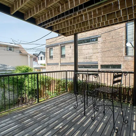 Roscoe Village Guesthouse-2